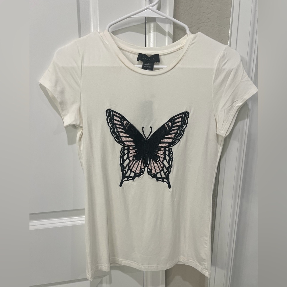 Gracia Cream Short-Sleeve Tee with Black and Pink Butterfly